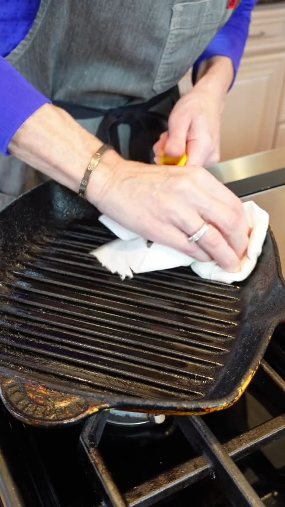 Tanpa sabun, ini trik hilangkan kerak gosong di grill pan agar bersih seperti baru