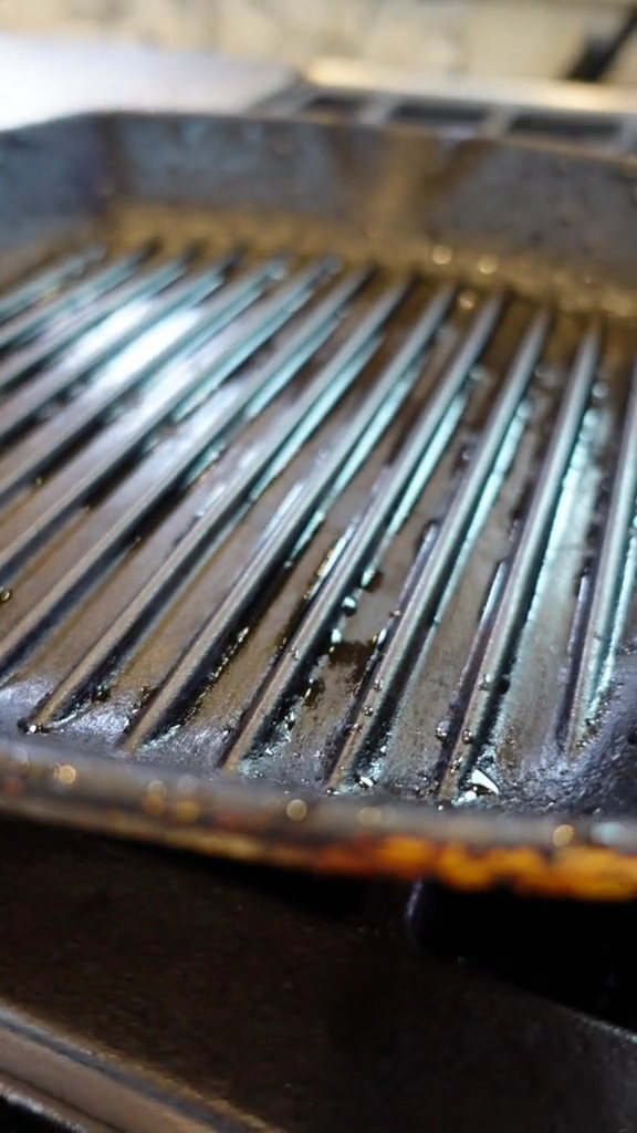 Tanpa sabun, ini trik hilangkan kerak gosong di grill pan agar bersih seperti baru