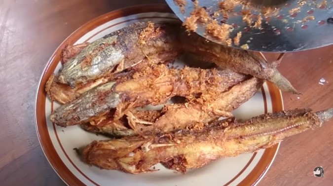 Trik goreng ikan lele supaya gurih sampai ke dalam, tak hancur, dan renyah meski tanpa tepung