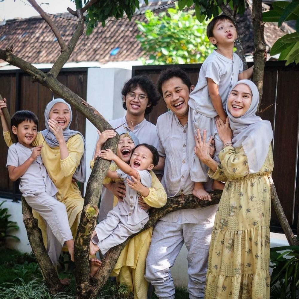 seleb yang dikaruniai anak lebih dari 5 © berbagai sumber