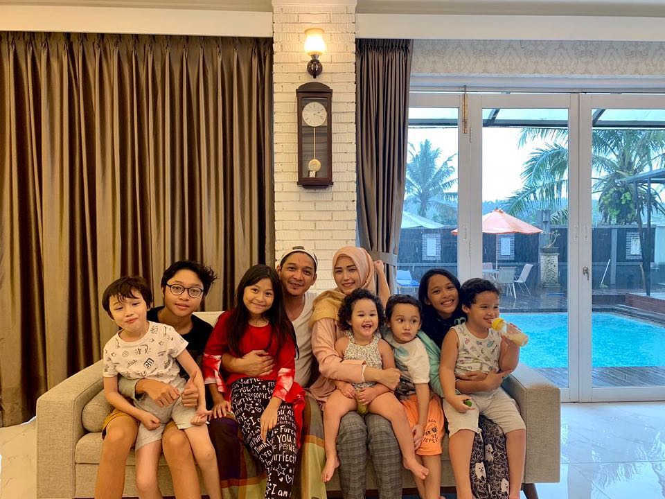 seleb yang dikaruniai anak lebih dari 5 © berbagai sumber