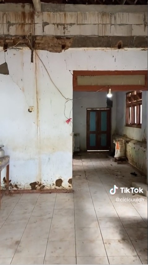 renovasi rumah kakek tetap vintage © TikTok/@cicicuuidh renovasi rumah kakek tetap vintage © TikTok/@cicicuuidh
