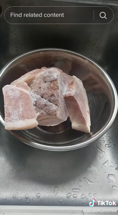 Cuma butuh 5 menit, begini cara mencairkan daging beku pakai 3 bahan dapur