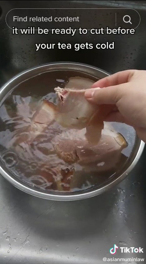 Cuma butuh 5 menit, begini cara mencairkan daging beku pakai 3 bahan dapur