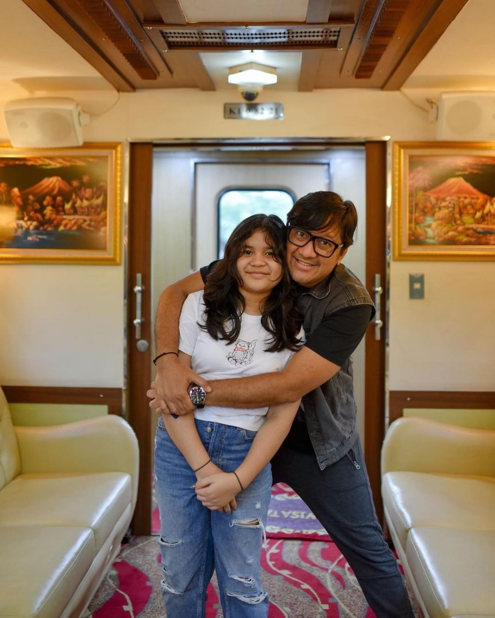 momen vokalis band bareng anak gadisnya © berbagai sumber