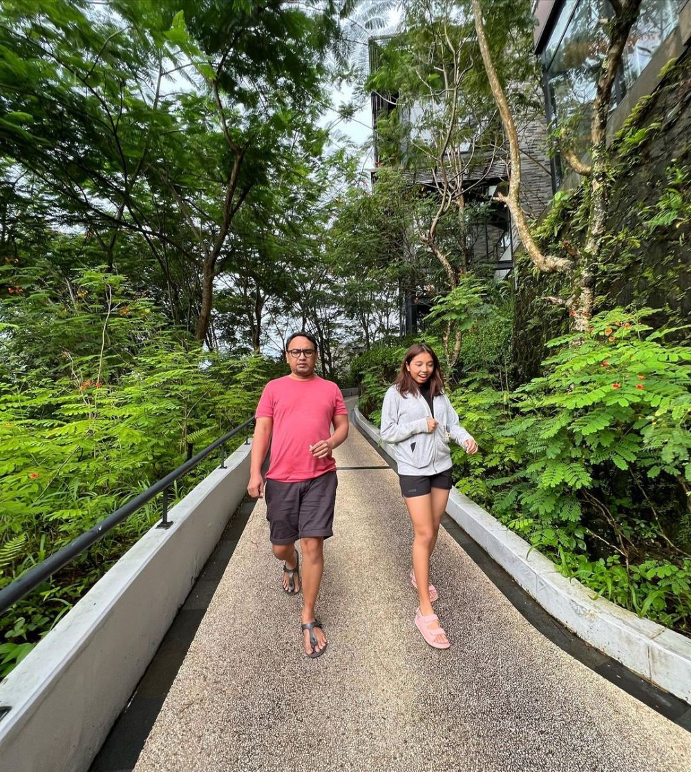 momen vokalis band bareng anak gadisnya © berbagai sumber