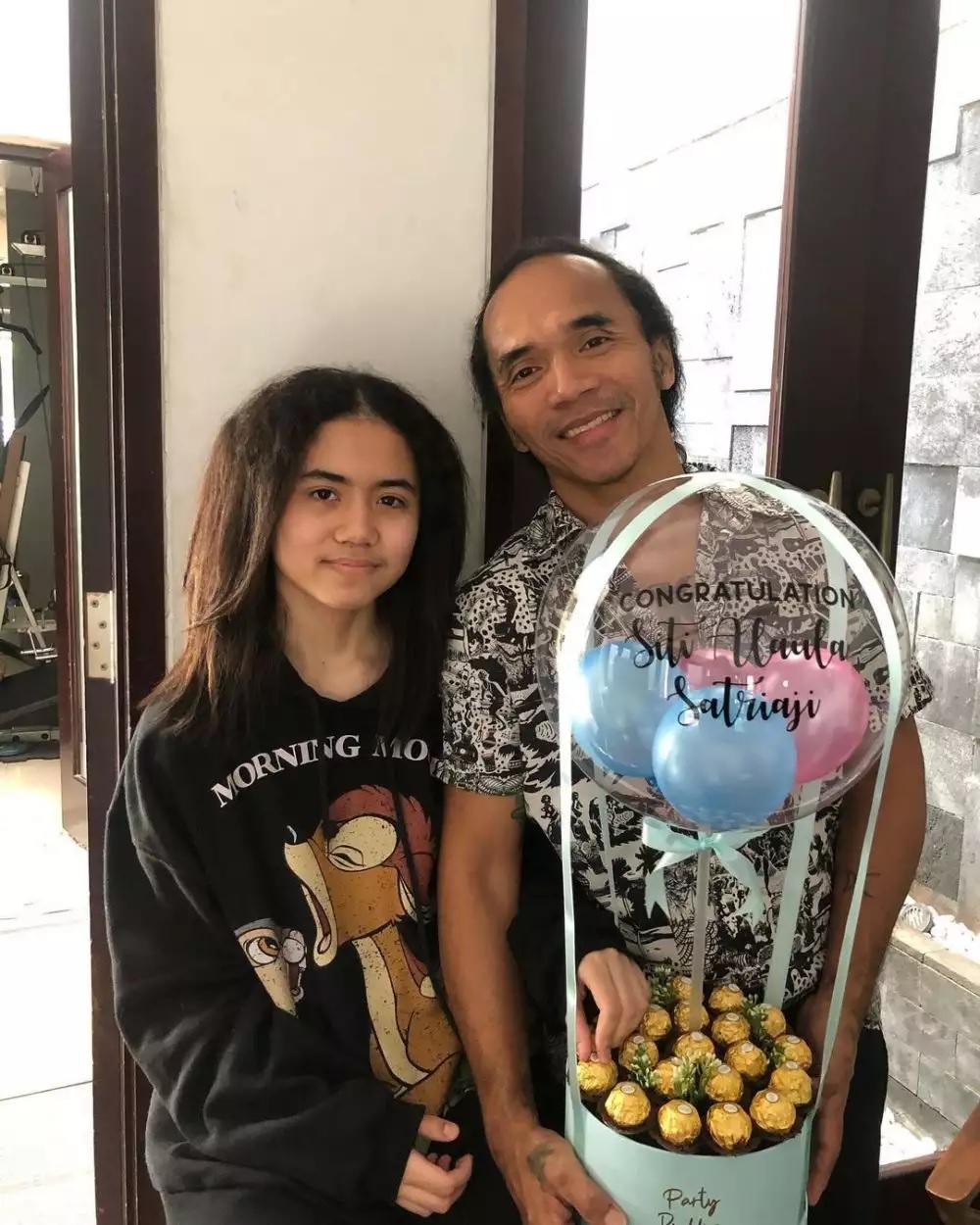 momen vokalis band bareng anak gadisnya © berbagai sumber