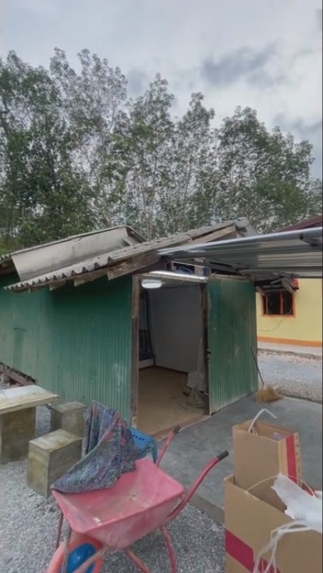 rumah dari seng dalamnya mewah © TikTok/@peefuu1132