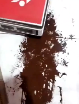 Bukan dilap, cara mudah bersihkan telur pecah di lantai pakai 1 bahan dapur ini bikin amis auto hilang