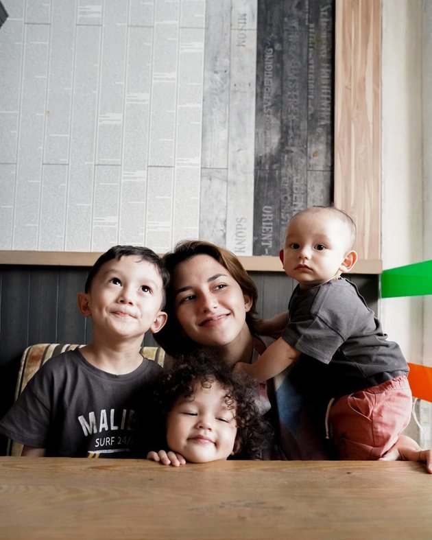 Dahlia Poland momong tiga anak © Instagram