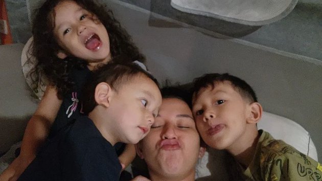 Dahlia Poland momong tiga anak © Instagram