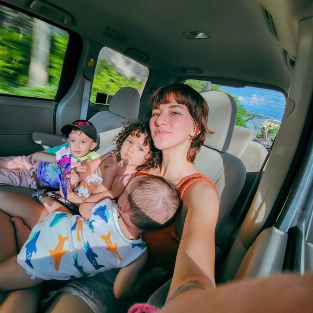 Dahlia Poland momong tiga anak © Instagram