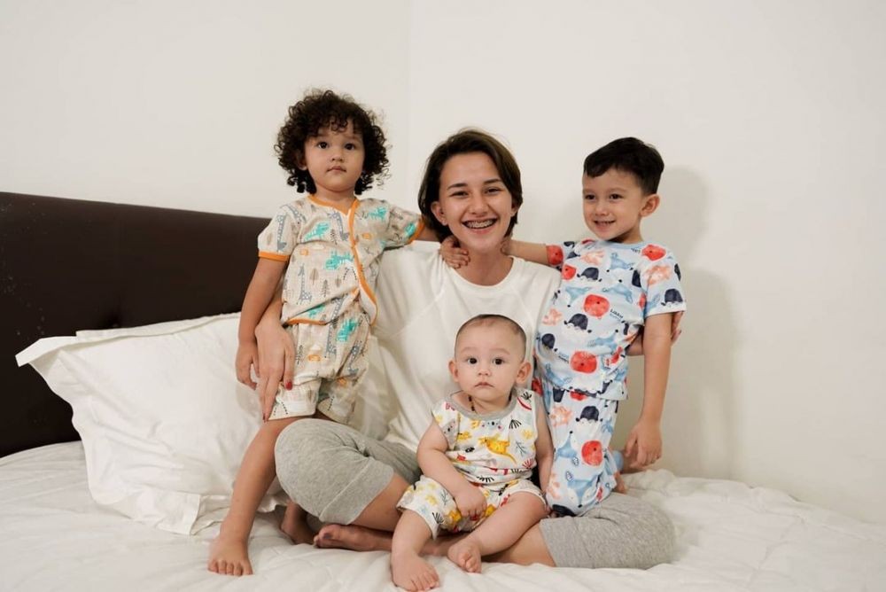 Dahlia Poland momong tiga anak © Instagram