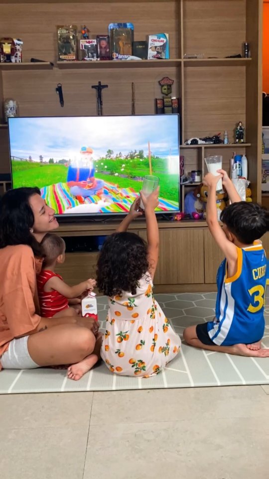 Dahlia Poland momong tiga anak © Instagram