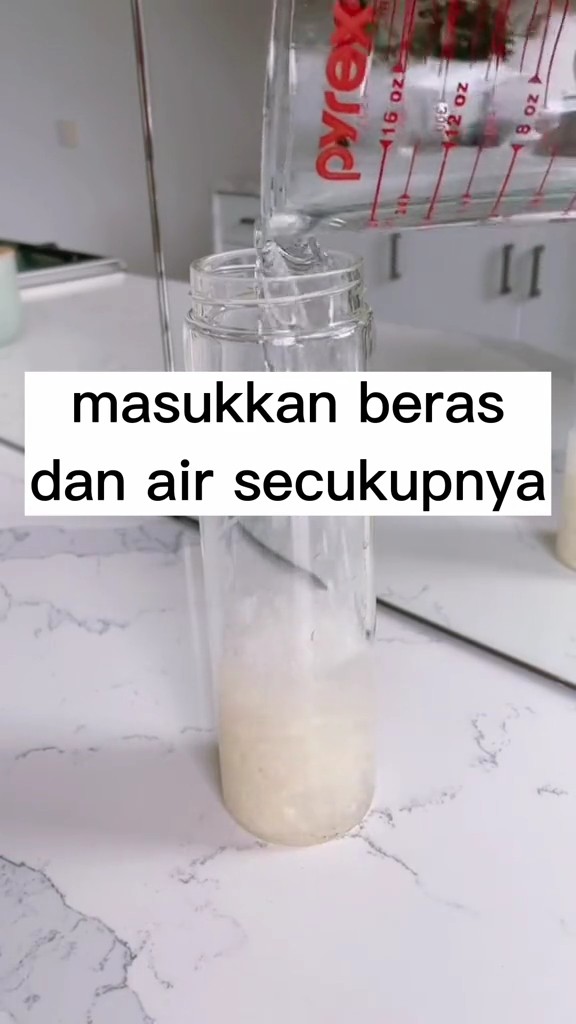 Cara bersihkan botol minum kaca agar kembali kinclong cuma pakai 3 bahan dapur
