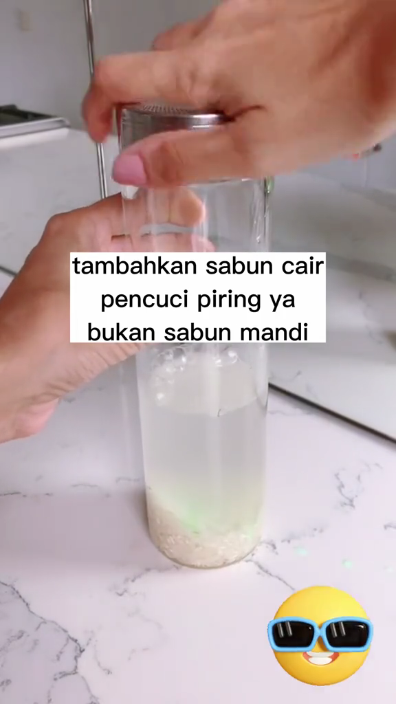 Cara bersihkan botol minum kaca agar kembali kinclong cuma pakai 3 bahan dapur