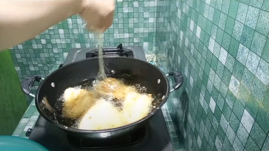 Bukan pakai baking soda, ini trik agar adonan pisang goreng kipas renyah tahan lama