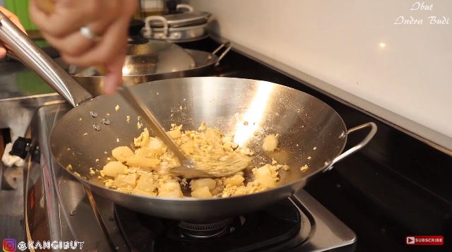 Nggak perlu pakai nasi pera, ini trik bikin nasi goreng tidak menggumpal dan berkerak di wajan