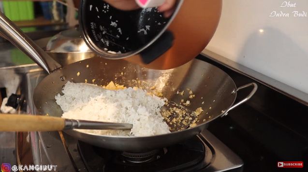 Nggak perlu pakai nasi pera, ini trik bikin nasi goreng tidak menggumpal dan berkerak di wajan