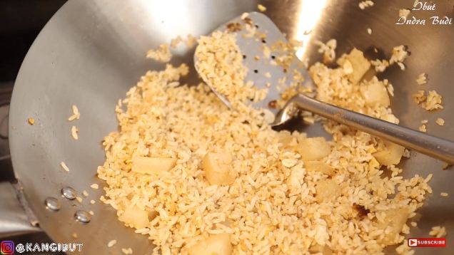 Nggak perlu pakai nasi pera, ini trik bikin nasi goreng tidak menggumpal dan berkerak di wajan