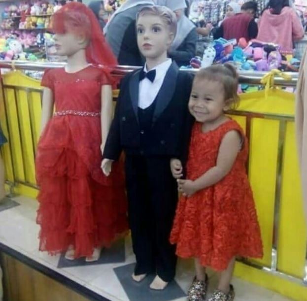 Potret kocak orang dengan manekin Berbagai sumber