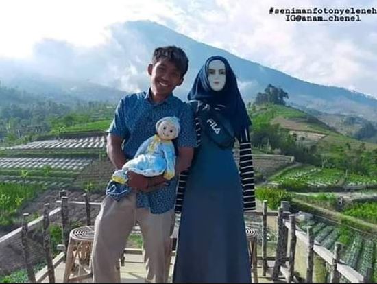 Potret kocak orang dengan manekin Berbagai sumber