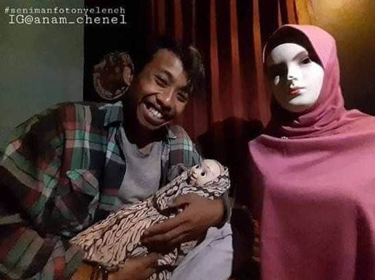 Potret kocak orang dengan manekin Berbagai sumber