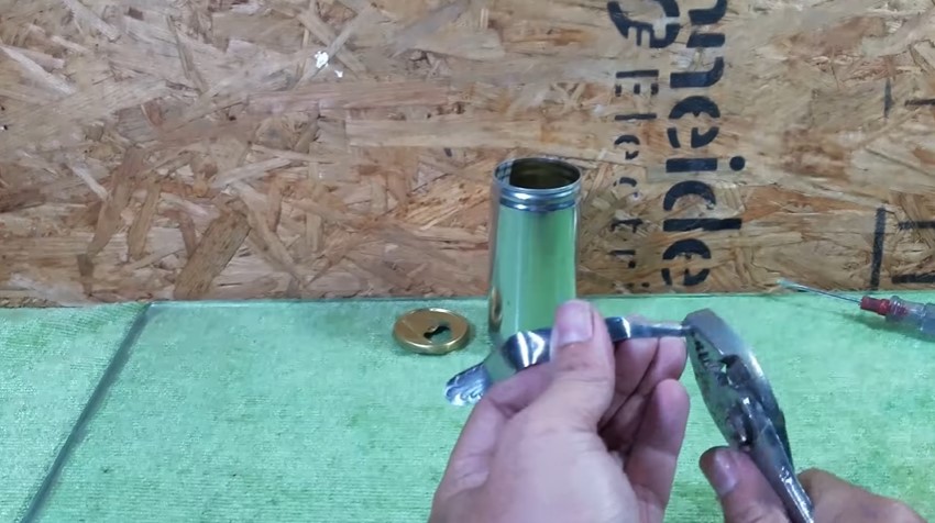 Jangan langsung dibuang, ini cara menyulap kaleng minuman bekas jadi cangkir estetik