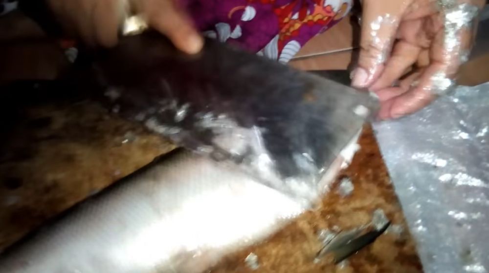 Tanpa dibelah, begini trik cepat cabut duri ikan bandeng dalam 1 menit