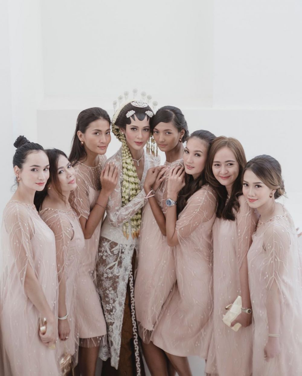  gaya seleb bareng bridesmaid di pernikahan © berbagai sumber
