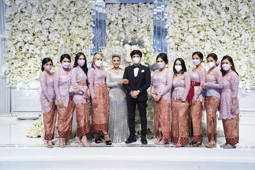  gaya seleb bareng bridesmaid di pernikahan © berbagai sumber