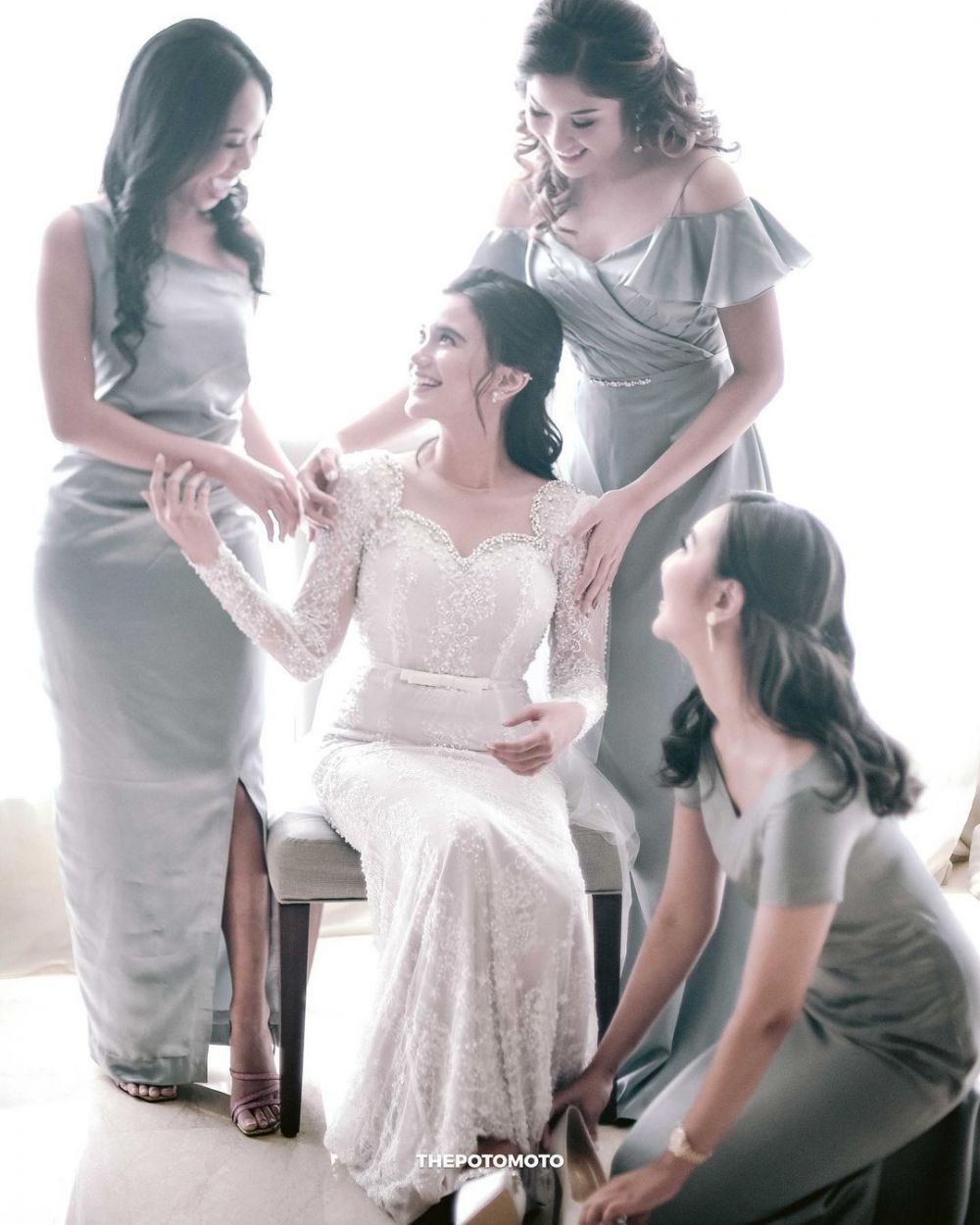  gaya seleb bareng bridesmaid di pernikahan © berbagai sumber