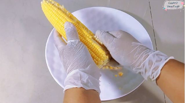 Tanpa perlu dipotong, ini trik cepat memipil jagung agar hasilnya utuh dan tak hancur