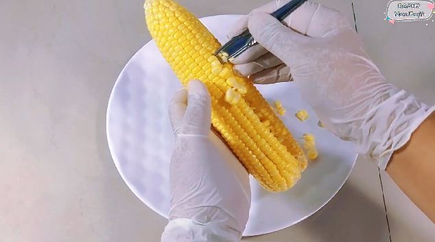 Tanpa perlu dipotong, ini trik cepat memipil jagung agar hasilnya utuh dan tak hancur