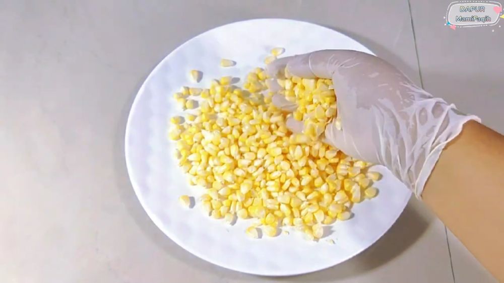 Tanpa perlu dipotong, ini trik cepat memipil jagung agar hasilnya utuh dan tak hancur