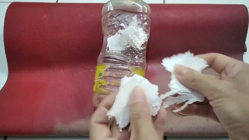 Bukan pakai beras, ini cara bersihkan bagian dalam botol minyak bekas pakai 2 bahan