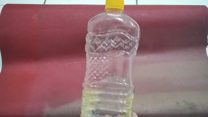 Bukan pakai beras, ini cara bersihkan bagian dalam botol minyak bekas pakai 2 bahan