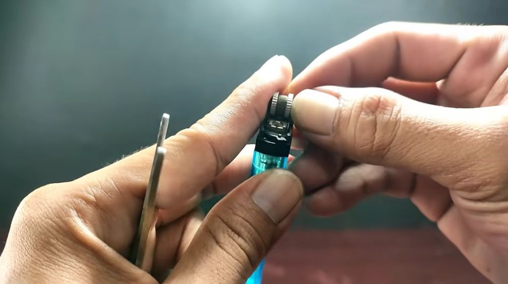 Tanpa amplas atau batu asahan, begini cara simpel mengasah pisau dapur agar tajam seperti baru