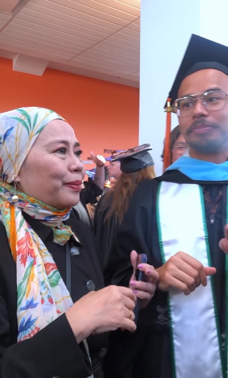  anak dewi yull wisuda dan raih tiga penghargaan © berbagai sumber
