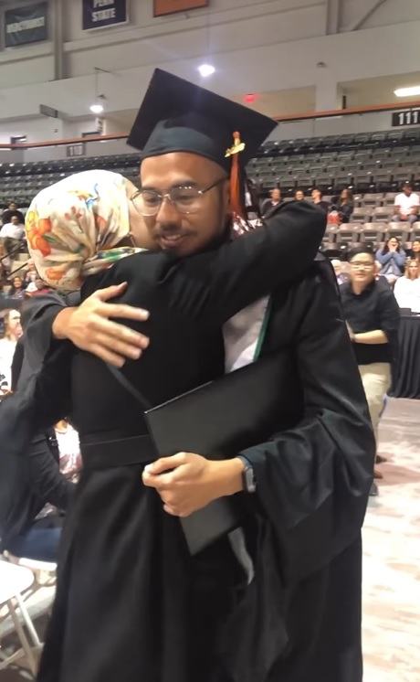  anak dewi yull wisuda dan raih tiga penghargaan © berbagai sumber