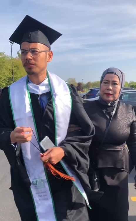  anak dewi yull wisuda dan raih tiga penghargaan © berbagai sumber