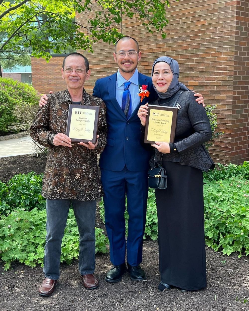  anak dewi yull wisuda dan raih tiga penghargaan © berbagai sumber