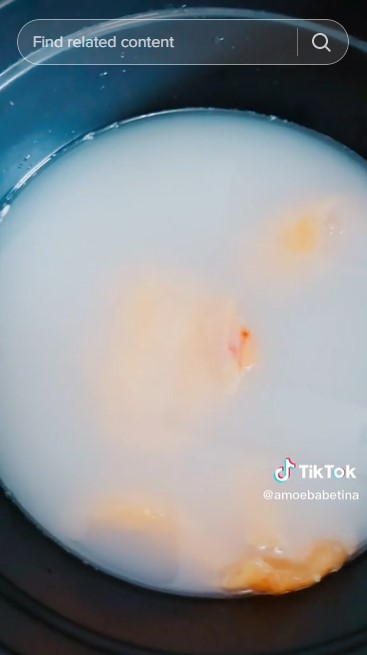 Tanpa cuka atau jeruk nipis, ini cara basmi bau amis dari daging ayam pakai 1 bahan