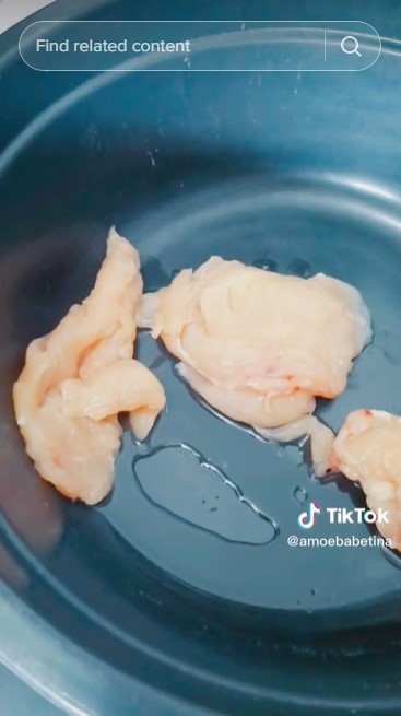 Tanpa cuka atau jeruk nipis, ini cara basmi bau amis dari daging ayam pakai 1 bahan