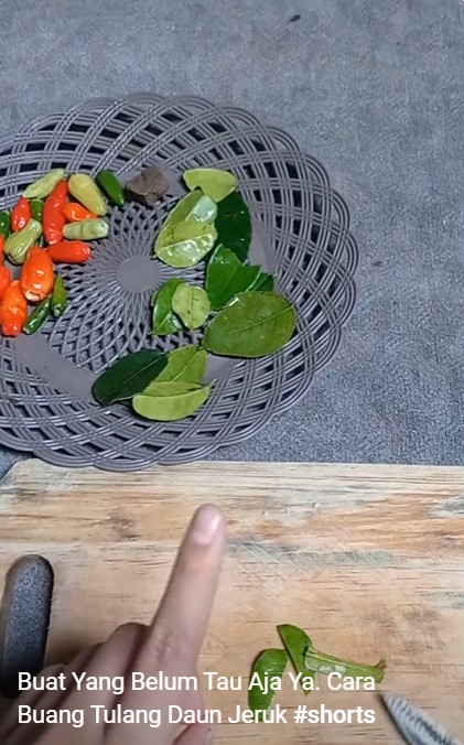 Bukan pakai pisau, begini cara mudah buang tulang daun jeruk agar tak pahit saat diolah