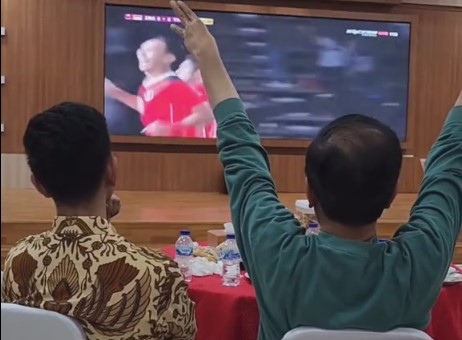 ekspresi gibran lempeng saat timnas indonesia gol © TikTok/@menujuindonesiamaju