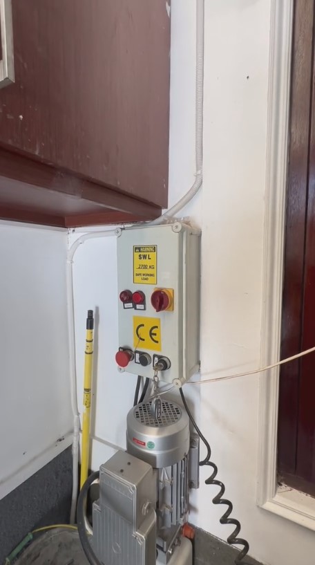 ide garasi sempit dengan dua mobil © TikTok/@lancerlot__ ide garasi sempit dengan dua mobil © TikTok/@lancerlot__