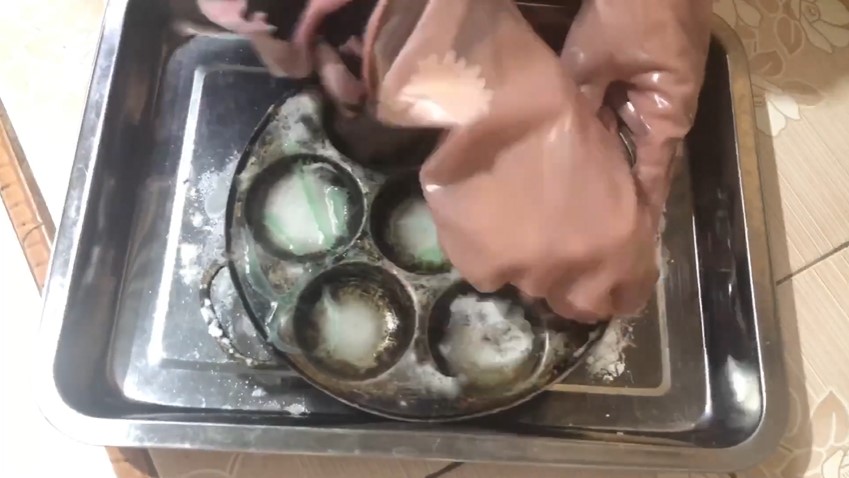 Bukan pakai deterjen, ini cara bersihkan kerak hitam di loyang kue lumpur pakai 3 bahan