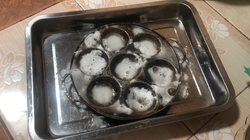 Bukan pakai deterjen, ini cara bersihkan kerak hitam di loyang kue lumpur pakai 3 bahan