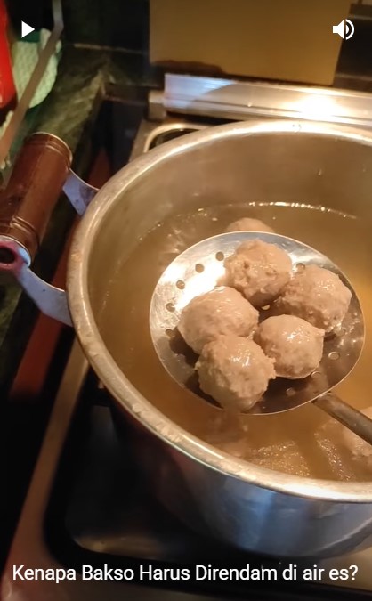 Trik agar tekstur bakso tetap kenyal dan tak lembek setelah matang, cukup pakai 1 bahan